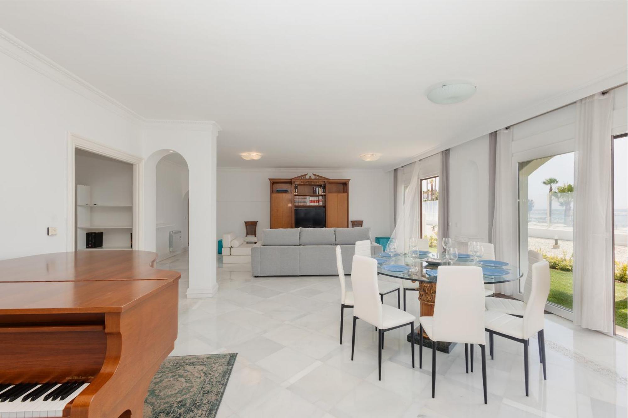Apartamento Home, With Direct Access To The Beach, Sea Views And South Facing, In Puerto Banus *