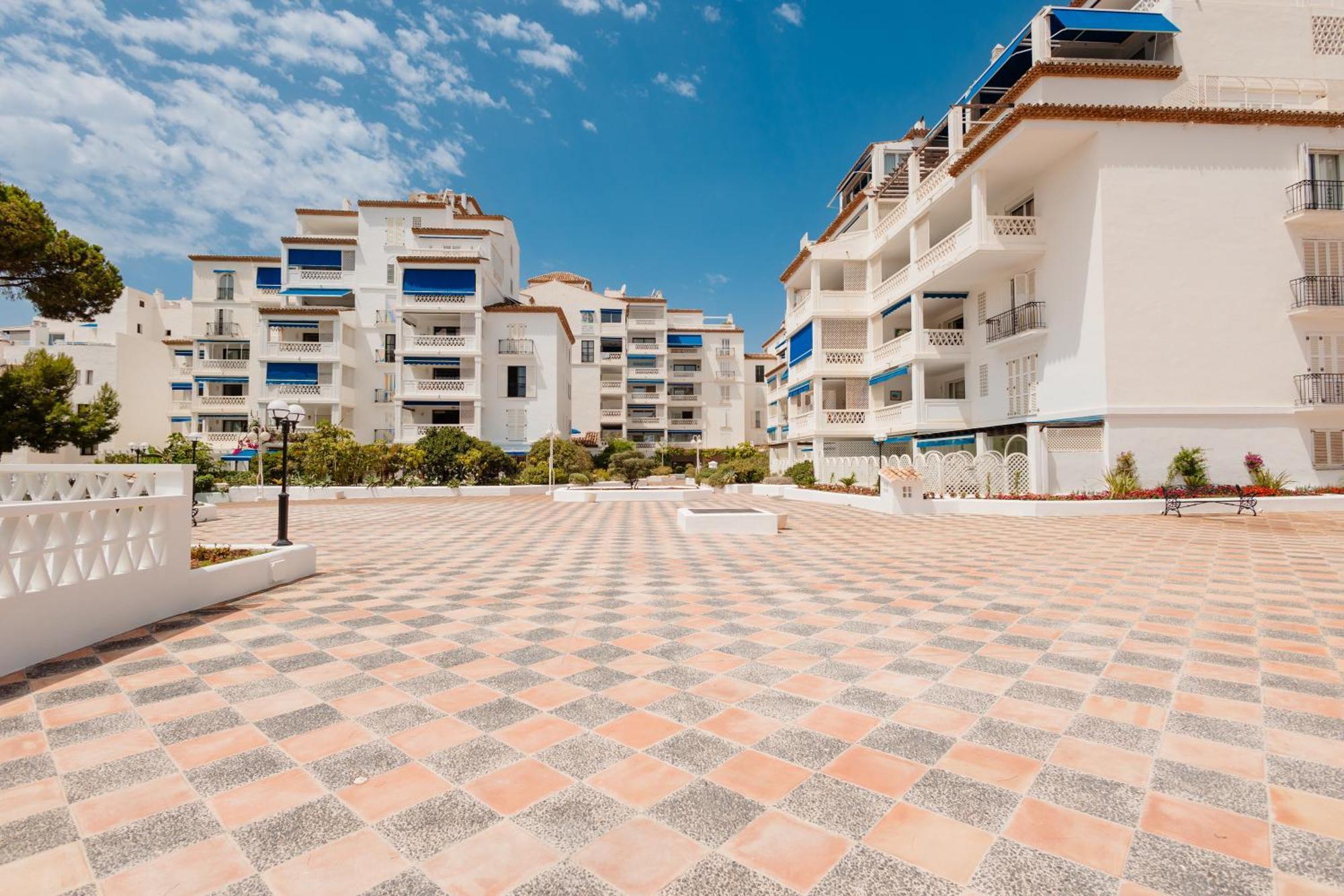 Apartamento Home, With Direct Access To The Beach, Sea Views And South Facing, In Puerto Banus Marbella